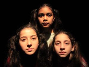 Dharma, Isa y Pupi en la muestra del taller Alqui-ritmía, teatro y ritmo para niños y niñas.